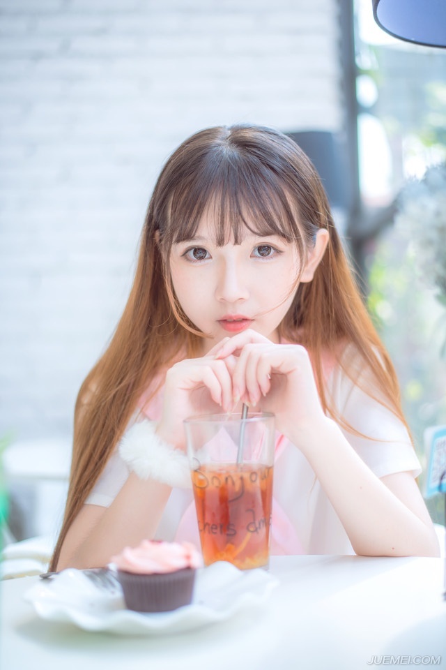 “也怨不得他，周瑜的死被江东赖在了荆州的头上，听说江东不少将领向孙权请命北伐，后方不稳，如之奈何？”曹操摇了摇头，微笑着安抚着夏侯惇，只是眼底生出那抹忧虑，却怎么也化不掉。